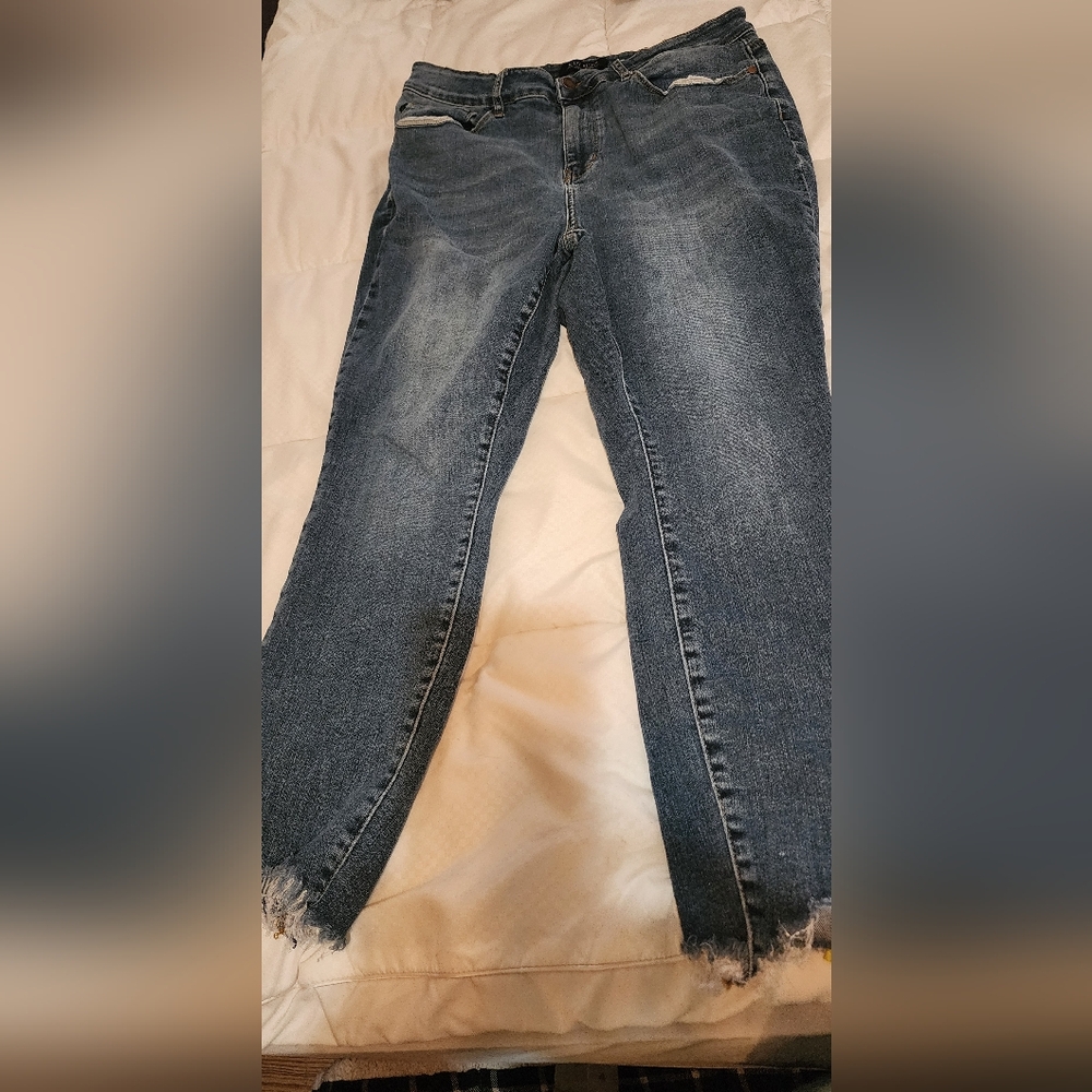Judy Blue Ankle Cropped Distressed Blue Jeans